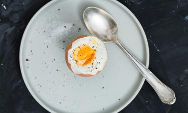 ¿Por qué los huevos cocidos a veces se pelan tan mal? La ciencia (y el truco) detrás del problema