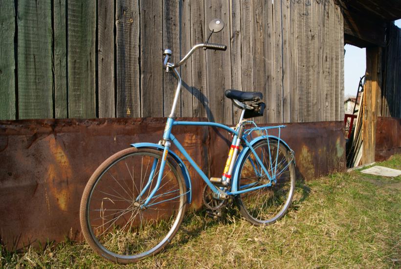 Ideas prácticas para guardar tu bici en el apartamento — incluso si no tienes espacio